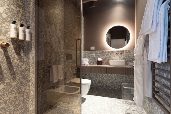Classic Room | Bathroom