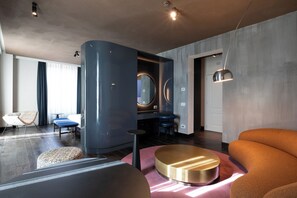 Studiosuite – junior, 1 kingsize-seng, ikke-røyk | Oppholdsområde | En 55-tommers Flatskjerm-TV med Parabol-TV