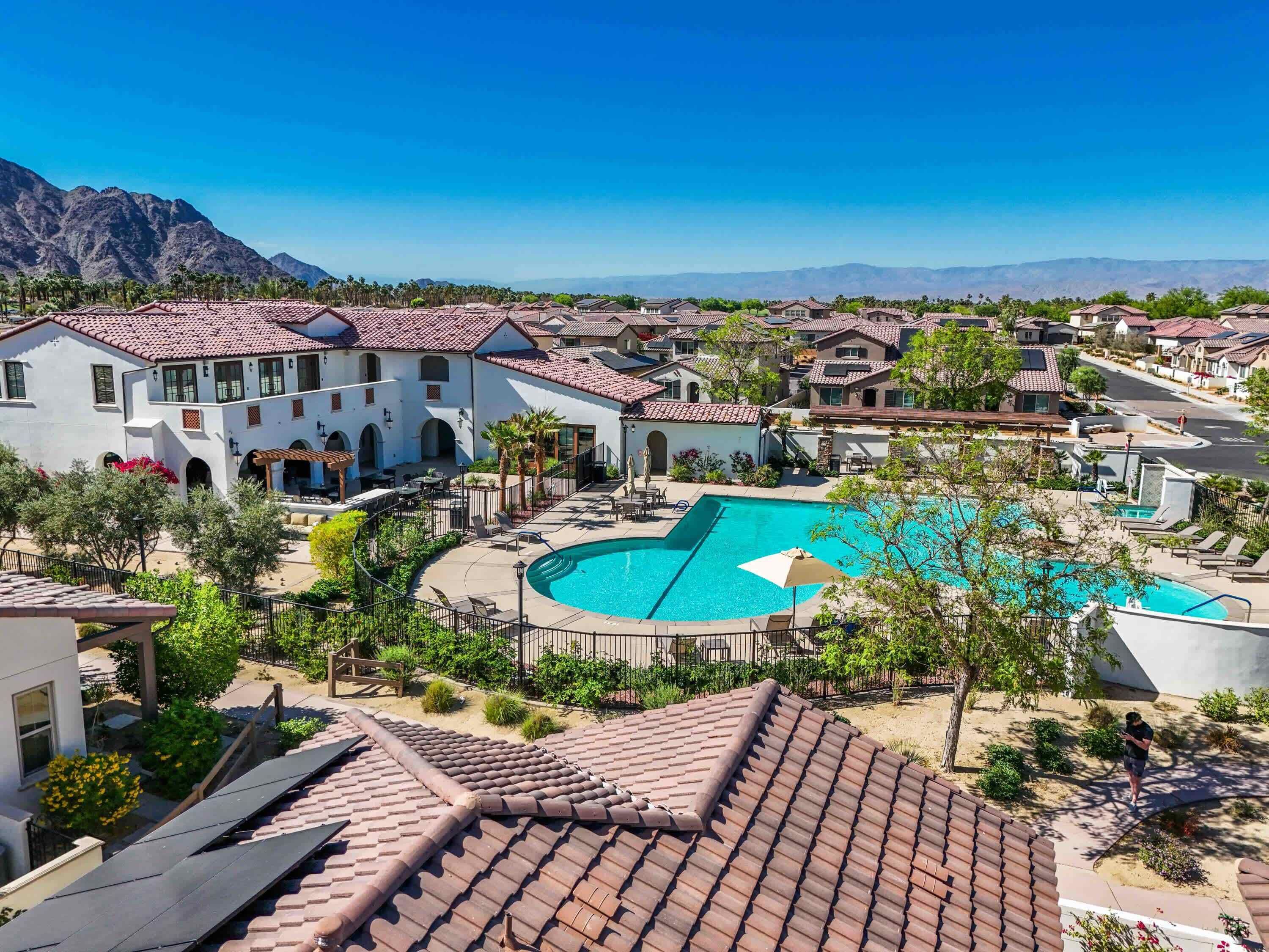 室外游泳池，恒温泳池