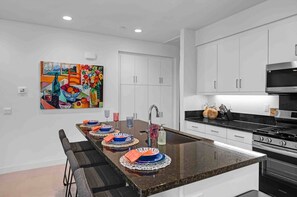 Geladeira, micro-ondas, fogão, cooktop