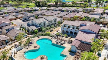 Alberca al aire libre y alberca climatizada