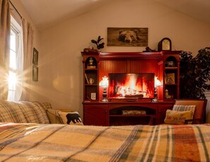 3 bedrooms, iron/ironing board, WiFi, bed sheets - Sasquatch Lodge B: Cozy retreat in Gatlinburg, TN (Gatlinburg)