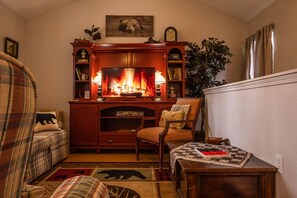 Interior - Sasquatch Lodge B: Cozy retreat in Gatlinburg, TN (Gatlinburg)