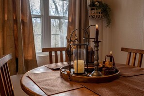 Dining - Sasquatch Lodge B: Cozy retreat in Gatlinburg, TN (Gatlinburg)