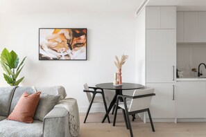 Apartment, 1 Bedroom | In-room dining