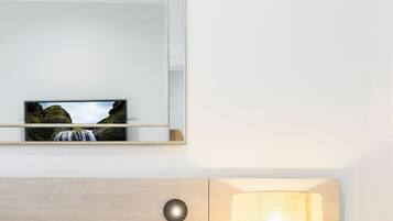 2 habitaciones, escritorio y tabla de planchar con plancha