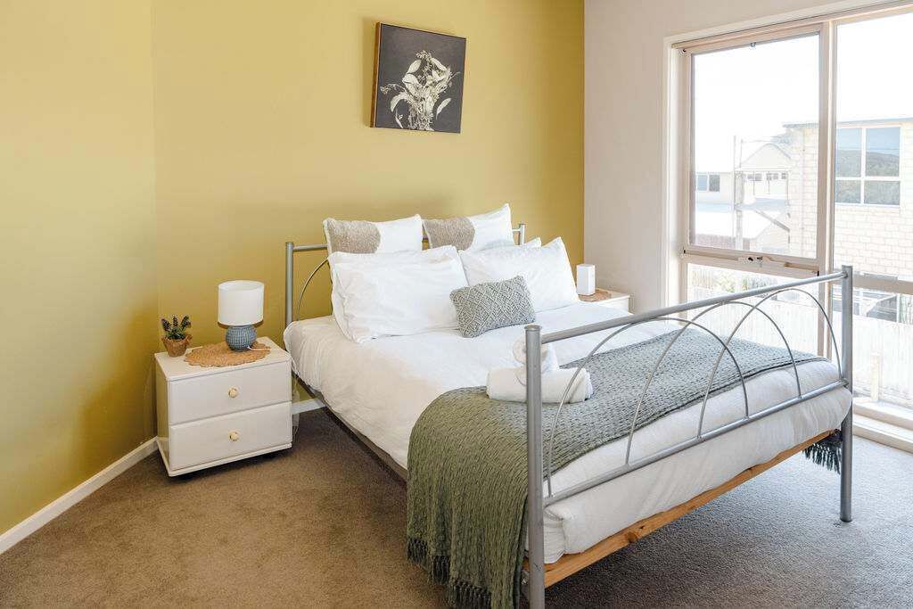 5 bedrooms, iron/ironing board, WiFi, bed sheets