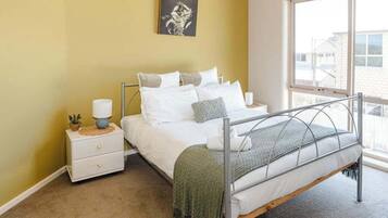 5 bedrooms, iron/ironing board, WiFi, bed sheets