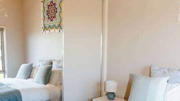 5 bedrooms, iron/ironing board, WiFi, bed sheets