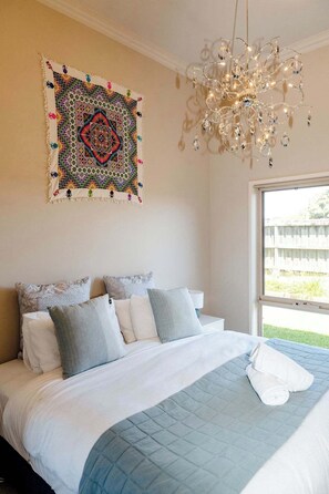 5 habitaciones, tabla de planchar con plancha, wifi y ropa de cama