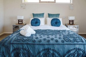 5 bedrooms, iron/ironing board, WiFi, bed sheets