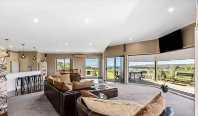 Spacious Ocean & Valley Views Villa near 12 Apostles