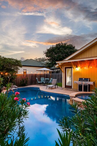 Luxurious Oasis w/ Serene Pool, Games & Fire pit