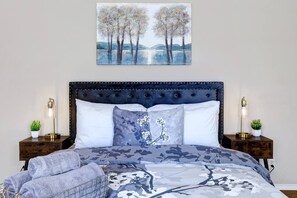 3 bedrooms, iron/ironing board, travel crib, free WiFi - Luxurious Oasis w/ Serene Pool, Games & Fire pit (San Antonio)