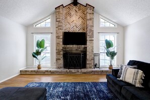 TV, fireplace, foosball, table tennis - Luxurious Oasis w/ Serene Pool, Games & Fire pit (San Antonio)