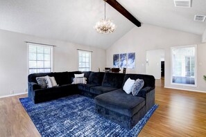 TV, fireplace, foosball, table tennis - Luxurious Oasis w/ Serene Pool, Games & Fire pit (San Antonio)