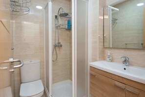 Dusch, hårtork, handdukar och toalettpapper