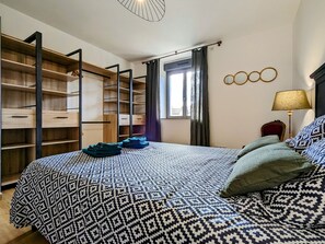 3 室のベッドルーム、WiFi (無料)、ベッドシーツ