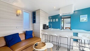 Unclassified image, 5 of 26, button - Spacious Mobile Home, 40m², 3BR, 2BA, Pools, Beach Access, Centrally Located (Jullouville)