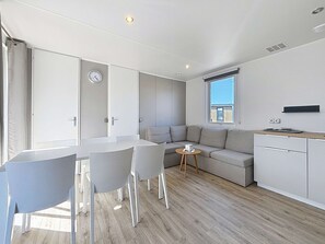 TV, table tennis - Luxury Mobile Home for 6, Heated Pool, 200m from Beach (Jullouville)