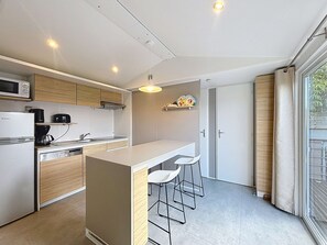 Réfrigérateur, micro-ondes, plaque de cuisson, lave-vaisselle