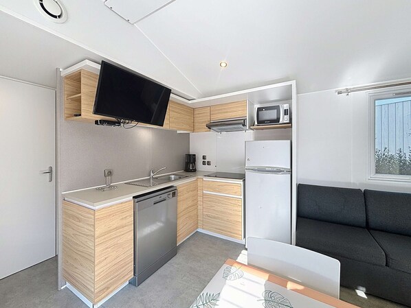 Fridge, microwave, stovetop, dishwasher