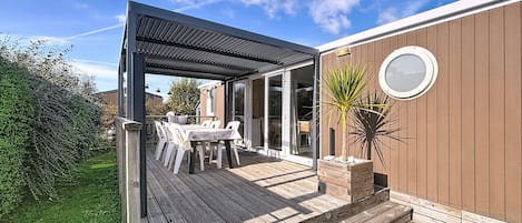 屋外ダイニングエリア