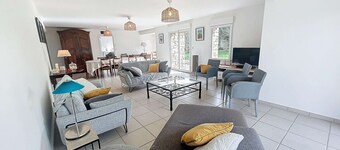 Large Coastal Home: Steps from Carolles Beach, 5 Bedrooms, Sleeps 10, Garden, Parking, Wi-Fi