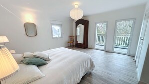 Unclassified image, 3 of 35, button - Large Coastal Home: Steps from Carolles Beach, 5 Bedrooms, Sleeps 10, Garden, Parking, Wi-Fi (Carolles)