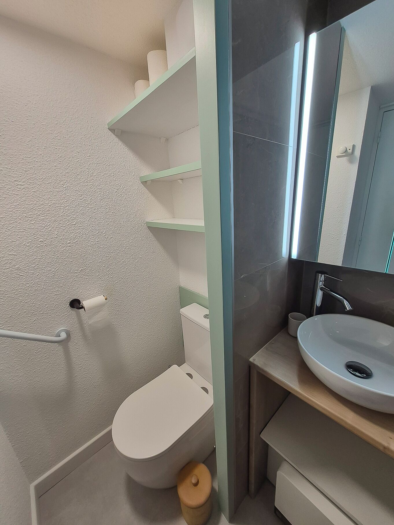 Een haardroger, toiletpapier