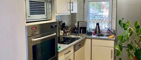 Frigorífico, microondas, cafetera o tetera y tostadora