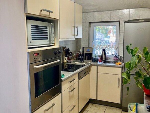 Réfrigérateur, micro-ondes, cafetière/bouilloire, grille-pain