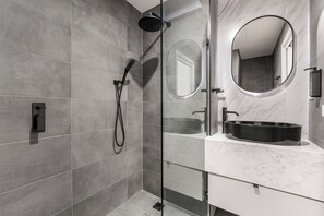 Appartement, 3 slaapkamers | Badkamer | Een haardroger, handdoeken