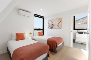 Iron/ironing board, free WiFi - Fitzroy North Apartments by Urban Rest (Clifton Hill)