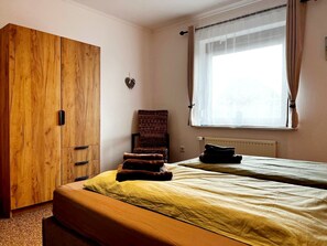 2 bedrooms, travel crib, free WiFi, bed sheets - "Lindenblatt" 3-room apartment, 2 bathrooms, Büsum (4km), parking lot, North Sea (Oesterdeichstrich)