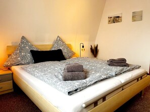 2 bedrooms, travel cot, free WiFi, bed sheets