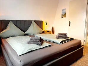 2 bedrooms, travel cot, free WiFi, bed sheets