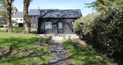 Petite maison cottage, vue mer et située entre l'église et le sentier cÎtier !