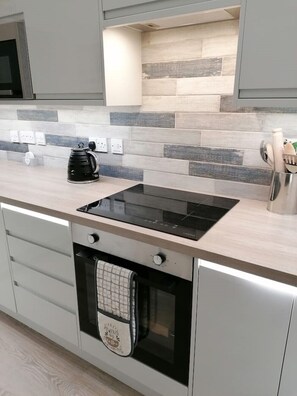 Kjøleskap, mikrobølgeovn, ovn og kokeplater