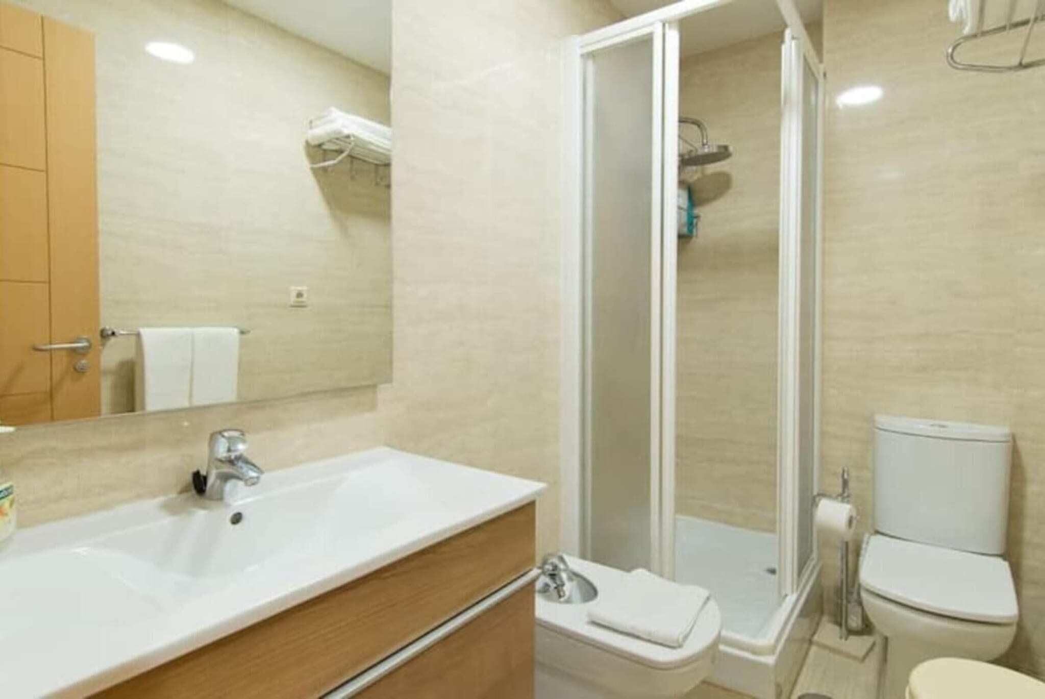 Ein modernes Badezimmer mit Dusche, Toilette und Waschbecken.