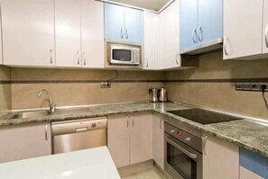 Kjøleskap, mikrobølgeovn, ovn og kaffetrakter/tekoker