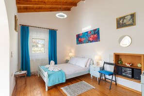 1 quarto, ferros/tábuas de passar roupa, berço de viagem