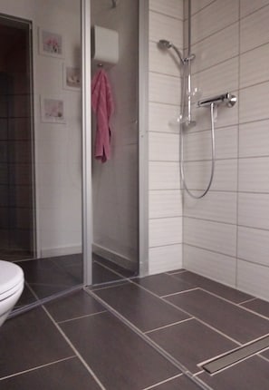 Dusche, Haartrockner, Handtücher, Seife