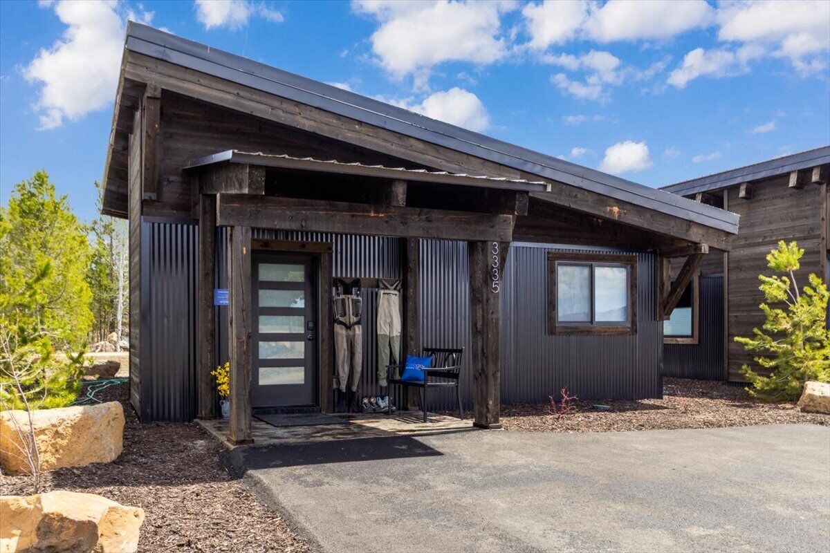 Grasshopper's Escape: Cozy Mtn Getaway, New 2 Br, 1 Ba, BBQ!  NEAR YNP!