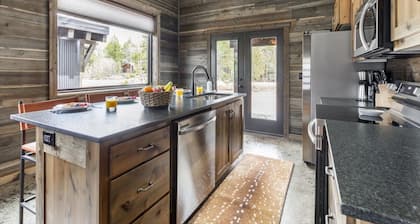 Mayfly Meadow,/ Cozy Cabin/ World class Fishing / Fire pit/ BBQ