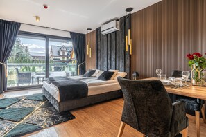 Habitación estándar doble | Minibar con artículos gratuitos, caja fuerte, sistema de insonorización