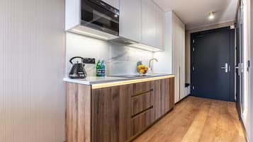 Refrigerador, microondas, placa de cocina, lavavajillas