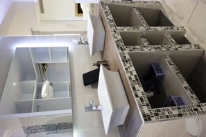 シャワー、ヘアドライヤー、タオル、トイレットペーパー