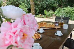 Outdoor dining - Gite Ladeveze (Nérac)