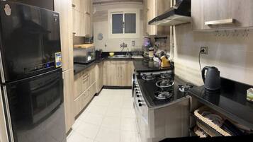 Kühlschrank, Mikrowelle, Ofen, Wasserkocher